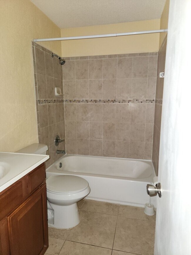 Building Photo - Stunning 2 bedroom, 2 bath Townhouse