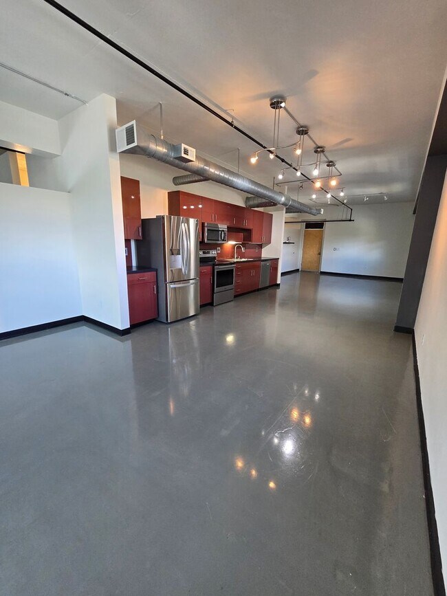 Foto del edificio - Luxurious 2BR , 2BA 2nd floor loft in East Downtown Area- aprox 1650 sq ft
