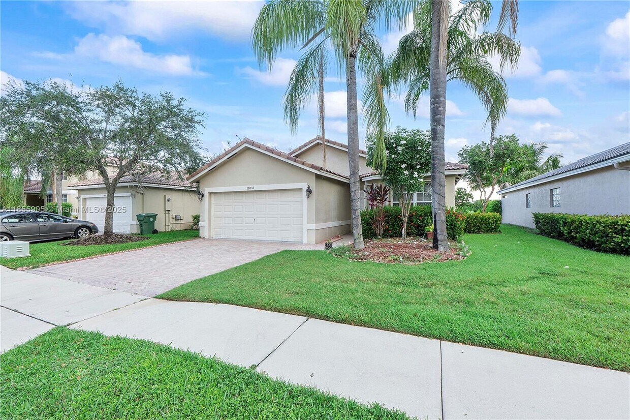 Foto principal - 11851 SW 7th St