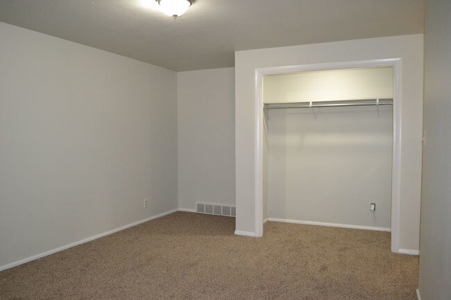 Building Photo - Large Duplex