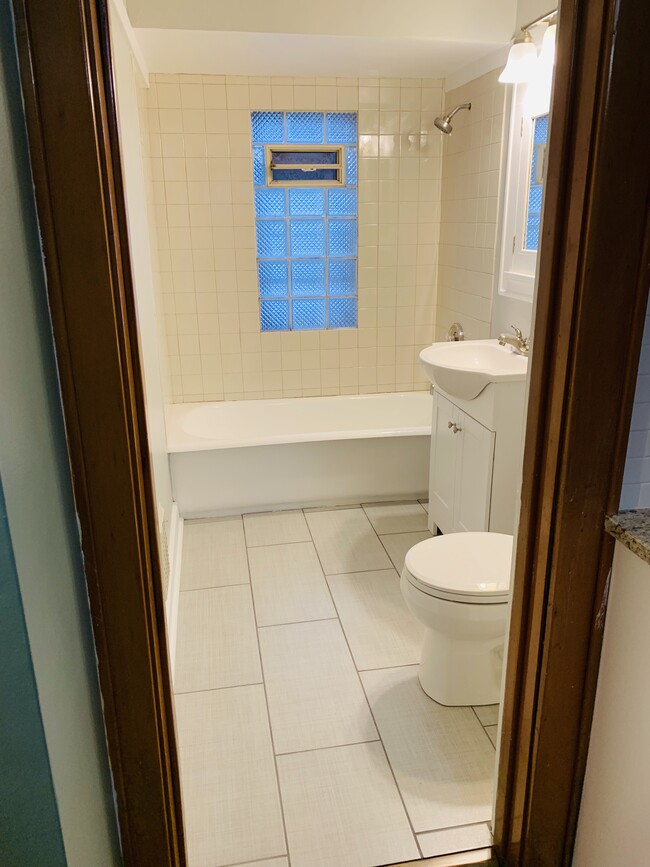 bathroom - 2224 N 56th St