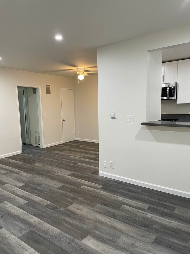 Building Photo - 4855 Elmwood Ave
