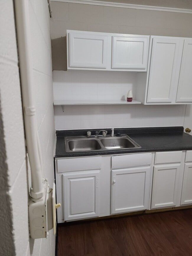 Foto del edificio - Spacious 2BR/1BA located on the west side of Indy close to downtown