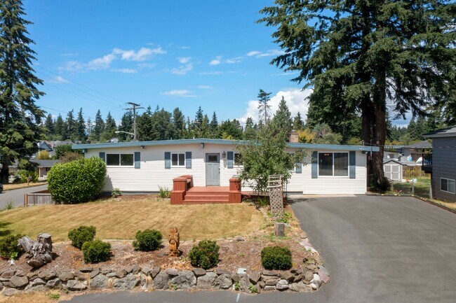 Building Photo - Spacious 5 Bedroom with Huge yard and 3 fireplaces