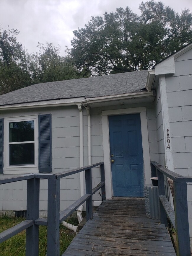 Building Photo - 2204 Sweet Briar Dr