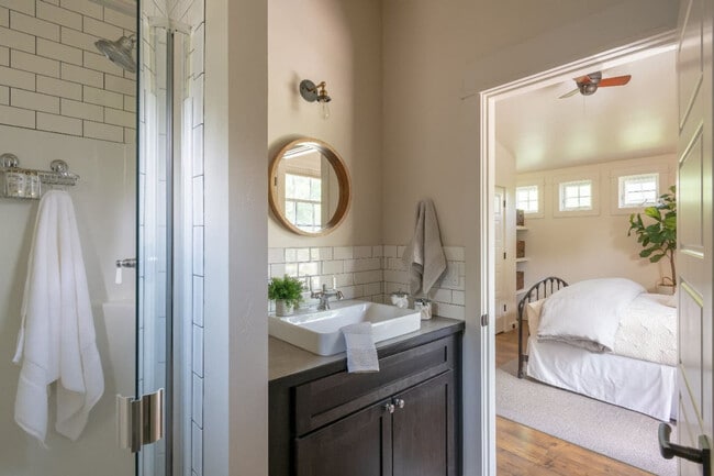 Building Photo - 522 W College St