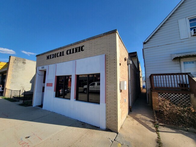 Foto del edificio - 6151 W Belmont Ave