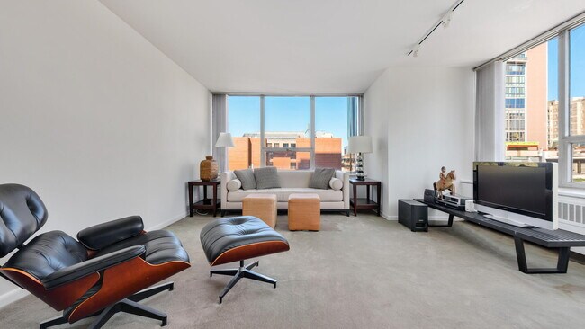 Foto del edificio - 70 W Burton Pl