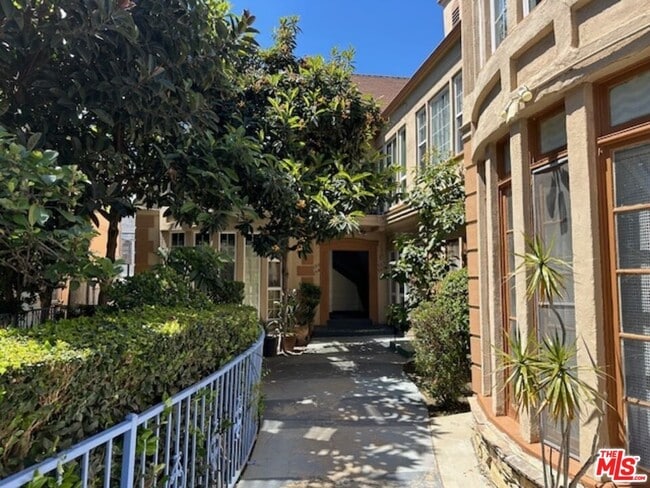 Building Photo - 925 S Hobart Blvd