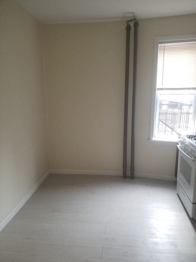 Building Photo - 5 Gardner Ave