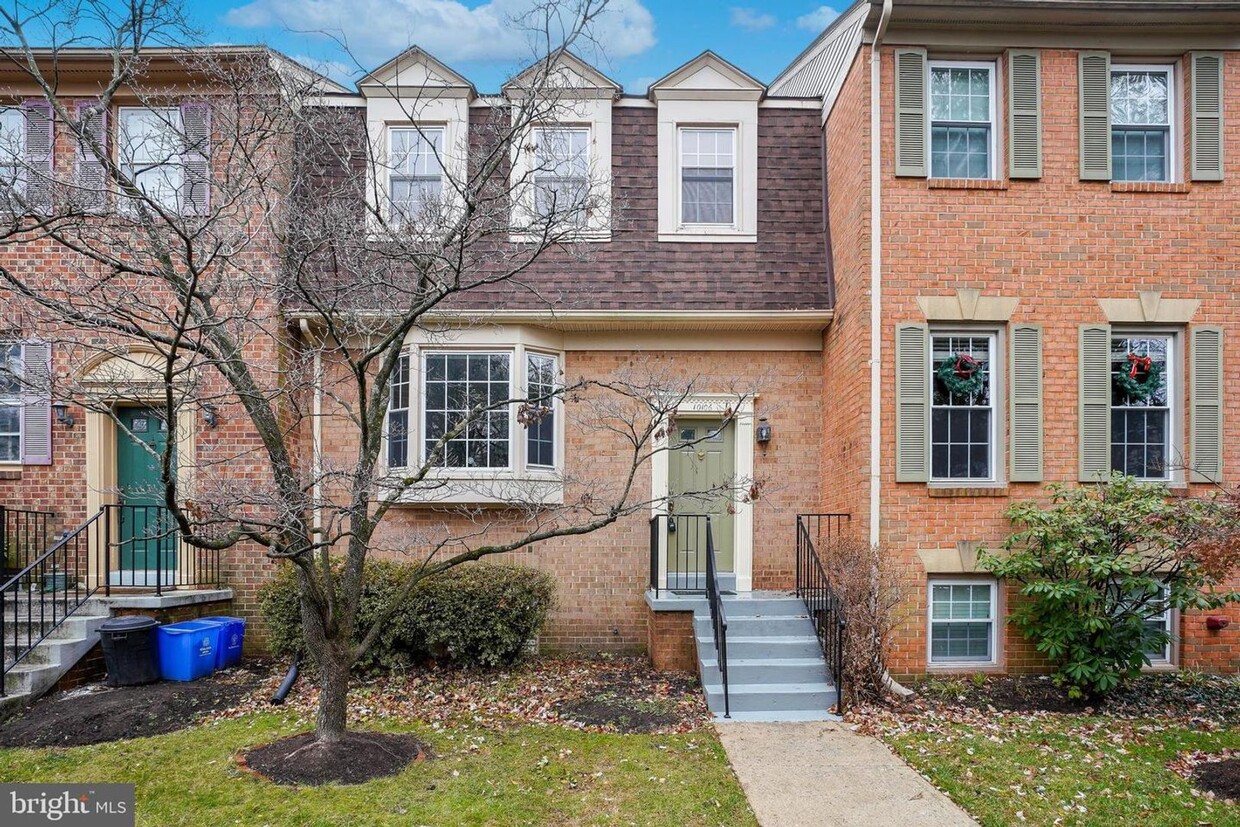 Primary Photo - BRIGHT & SPACIOUS RENOVATED TOWNHOME in Be...