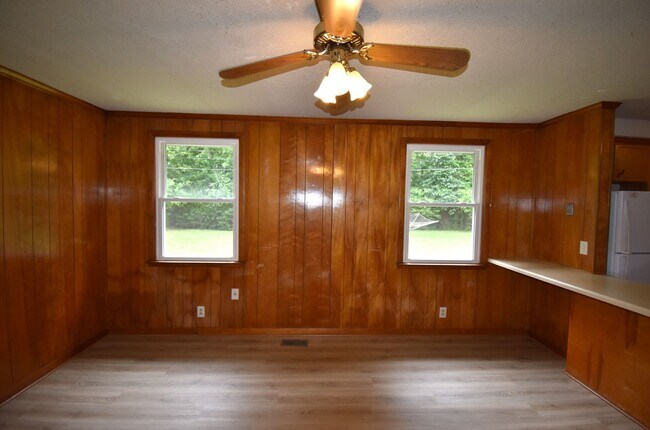 Building Photo - 3 Bedroom Home For Rent Near Post!