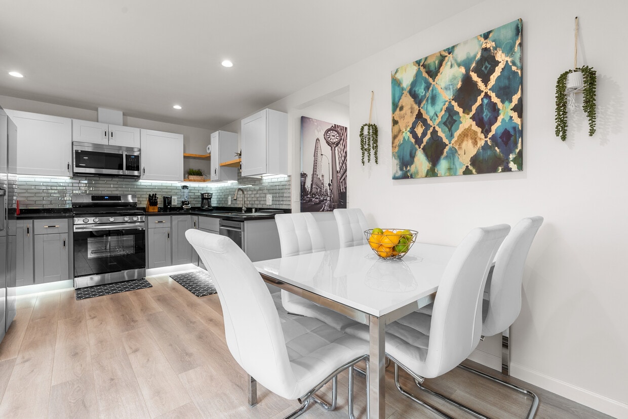 Kitchen & Dining area - 1430 N Kenmore Ave