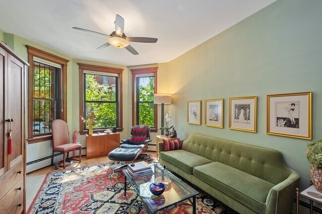 Foto del edificio - 2040 N Hoyne Ave
