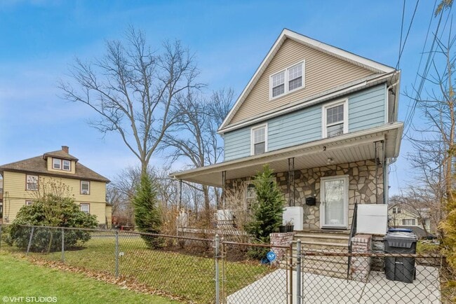 Building Photo - 2 Brookway Ave