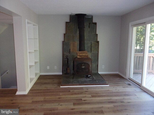 Building Photo - 1615 Valencia Way