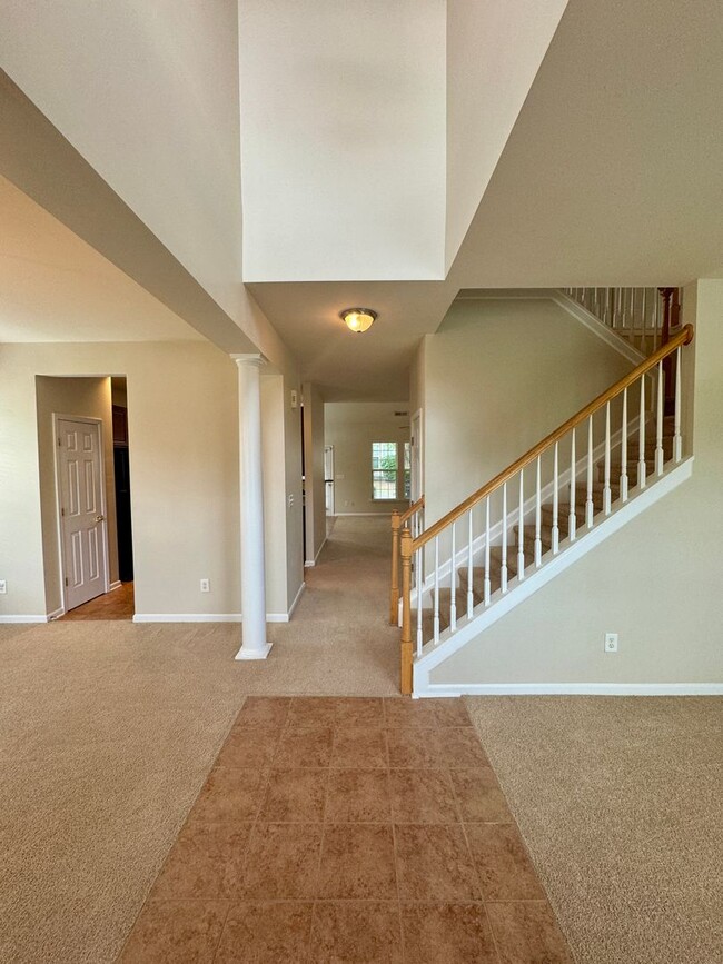 Building Photo - Spacious 4BR/2.5 BA Townhouse in the Unive...