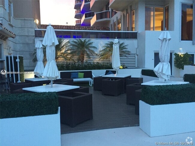 Building Photo - 4775 Collins Ave