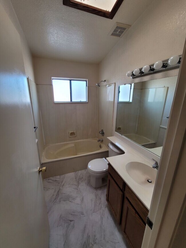 Foto del edificio - Second story 2/2 condo with easy access to I-10 and 60 FWY.