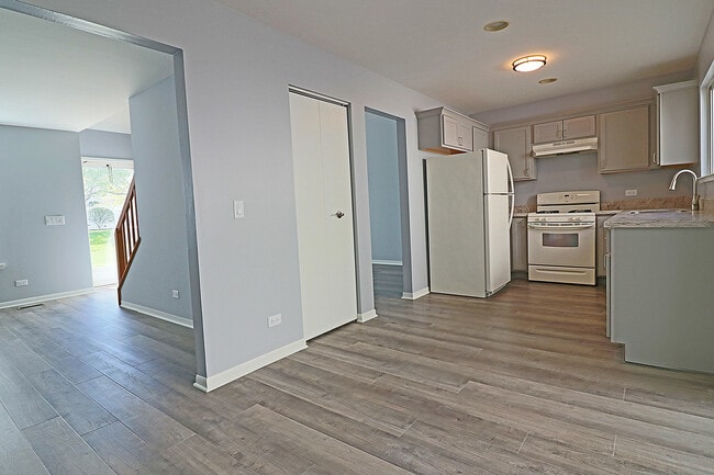 Building Photo - 590 Le Parc Cir