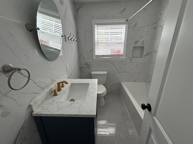 Building Photo - Cozy Living Spaces & Small-Town Energy!