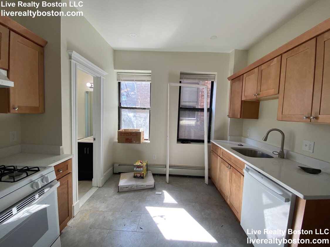 Primary Photo - 1422 Commonwealth Ave