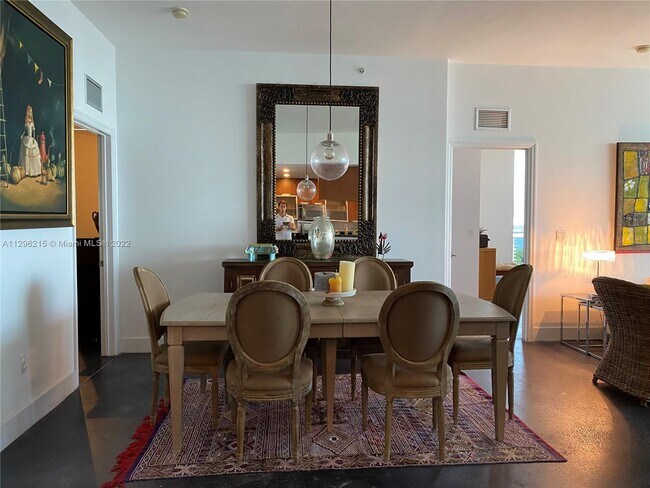 Foto del edificio - 7901 Hispanola Ave