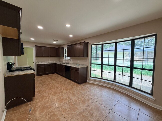 Foto del edificio - Just minutes to I-49 and I-220...