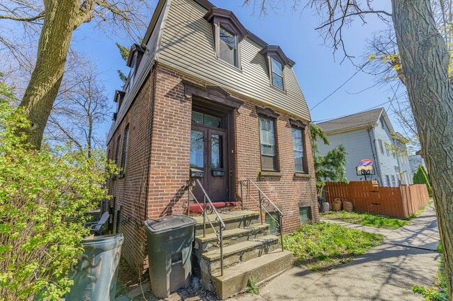 Building Photo - 724 3rd Ave