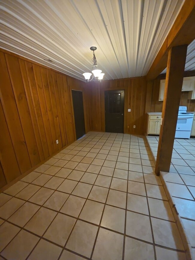 Foto del edificio - Peaceful 3-Bedroom Country Home with Barn and Large Front Porch in Walling, TN