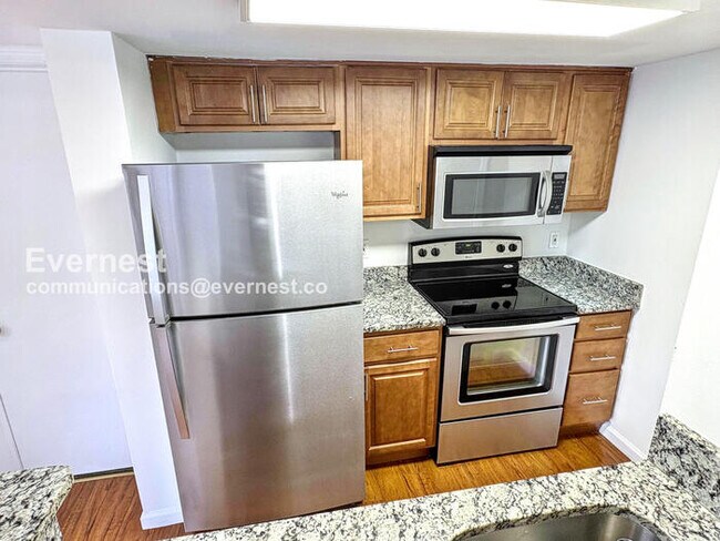 Building Photo - 2 Bed/1 Bath Condo with In-Unit Laundry / Pet-Friendly / Vouchers Accepted / Available Now!