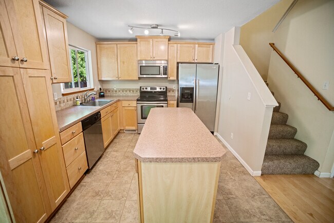 Building Photo - 16965 SW Cashew Way