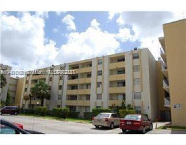 Foto del edificio - SAMARI LAKE EAST CONDO