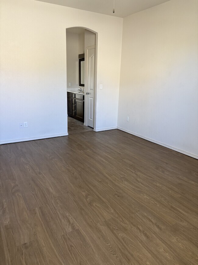 Building Photo - 5017 Lone Cactus Ct