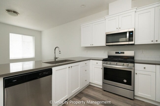 Building Photo - 3 Bedroom Townhome close to Hospital!