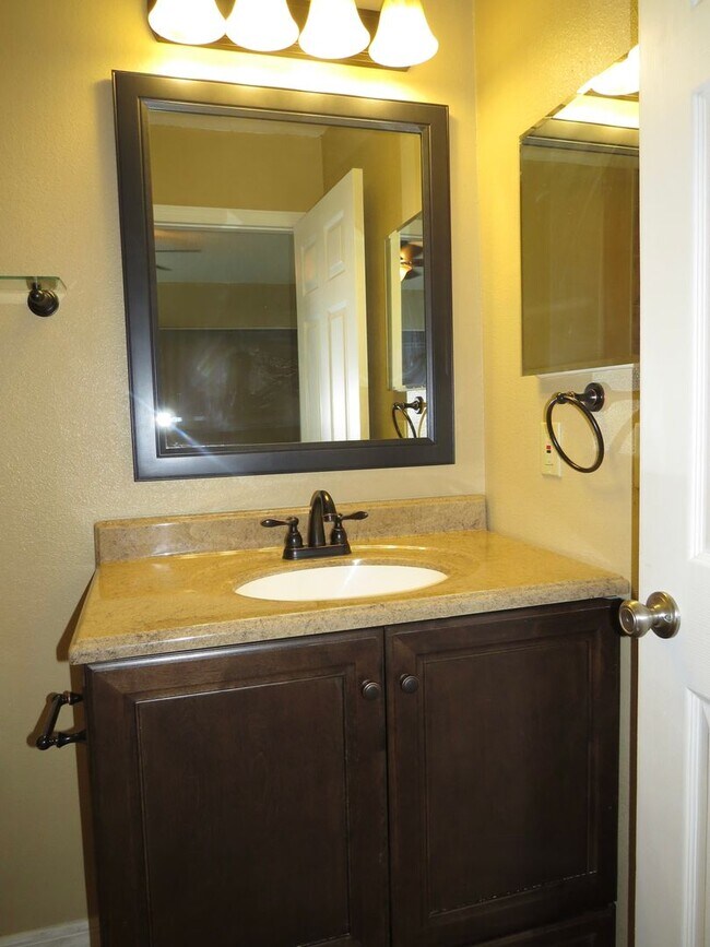 Foto del edificio - LAKE FOREST WATERFRONT 3 BEDROOM 2.5 BATHROOM