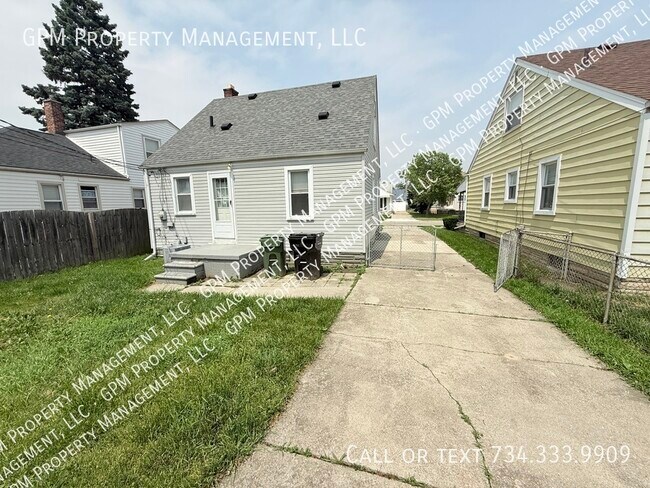 Building Photo - 14641 Russell Ave