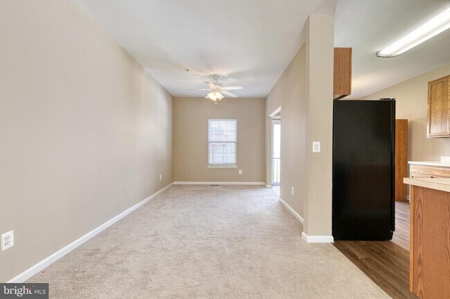 Building Photo - 205 Persimmon Cir