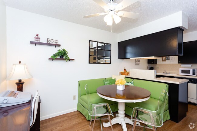 2 habitaciones, 1,5 baños, 910 pies cuadrados - Redbird Village Apartments