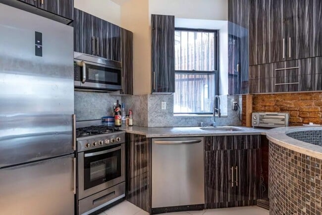 Building Photo - 167 Mott St