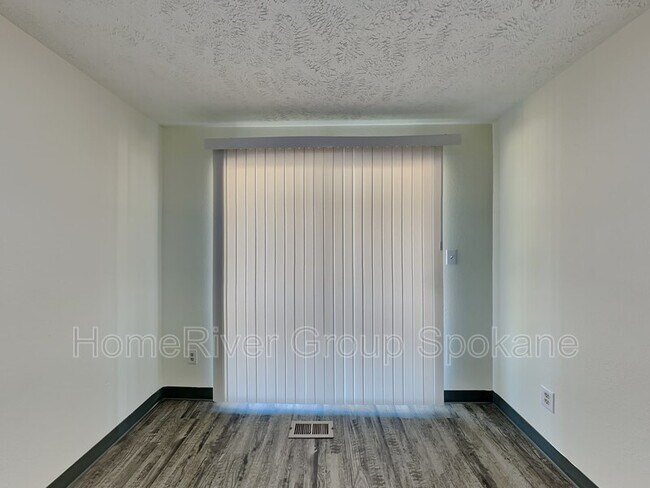 Building Photo - 4708 S Glenrose Rd