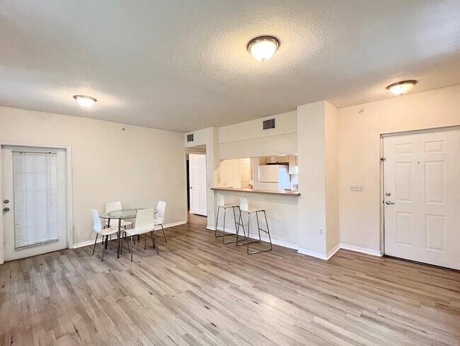 Foto del edificio - 6812 W Sample Rd