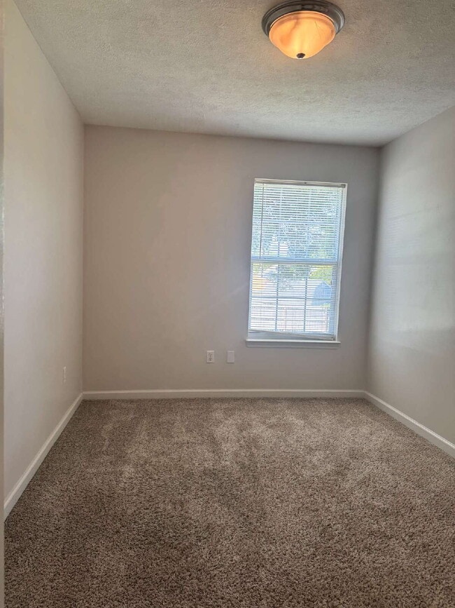 Foto del edificio - "Coastal Comfort Awaits: Charming 2-Bed, 2-Bath Townhouse on Catherine Street!"