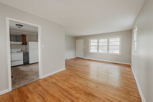 Building Photo - 3 Bedroom 1 Bath close to 153