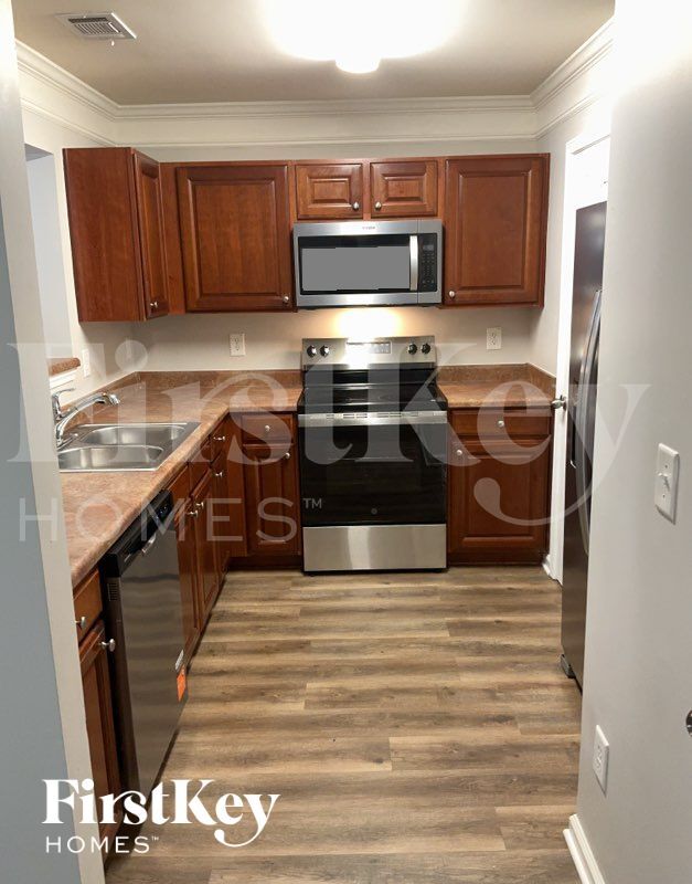 Building Photo - 3020 Mayfair Dr
