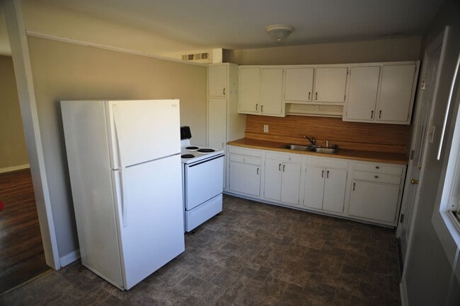 Foto del edificio - ***Recently Remodeled Three Bedroom Brick ...