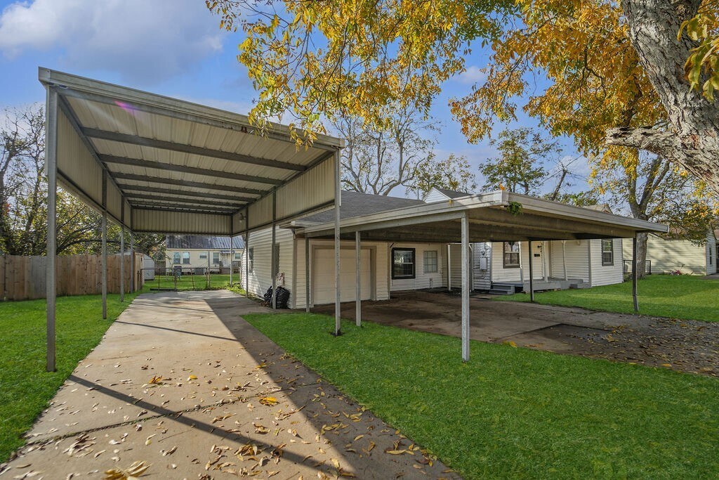 Foto del edificio - 214 E 1st St