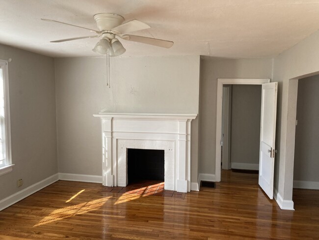 Building Photo - Quaint Two Bedroom Available NOW