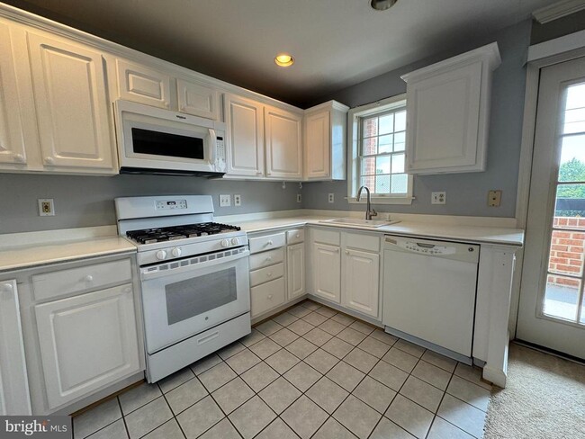 Building Photo - 6924 Fairfax Dr