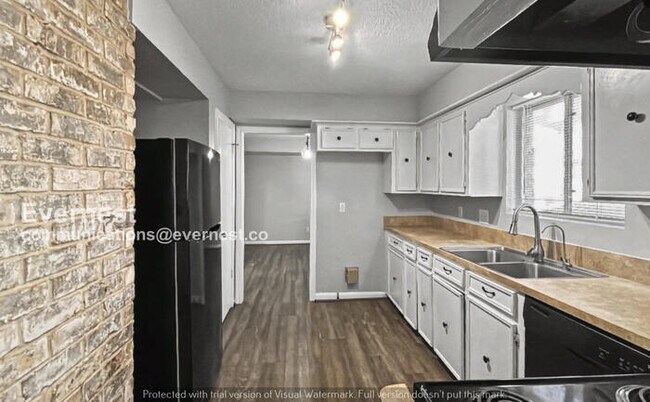 Foto del edificio - 4 Bed/2.5 Bath Home with Detached Garage / Pet-Friendly / Available  Now!